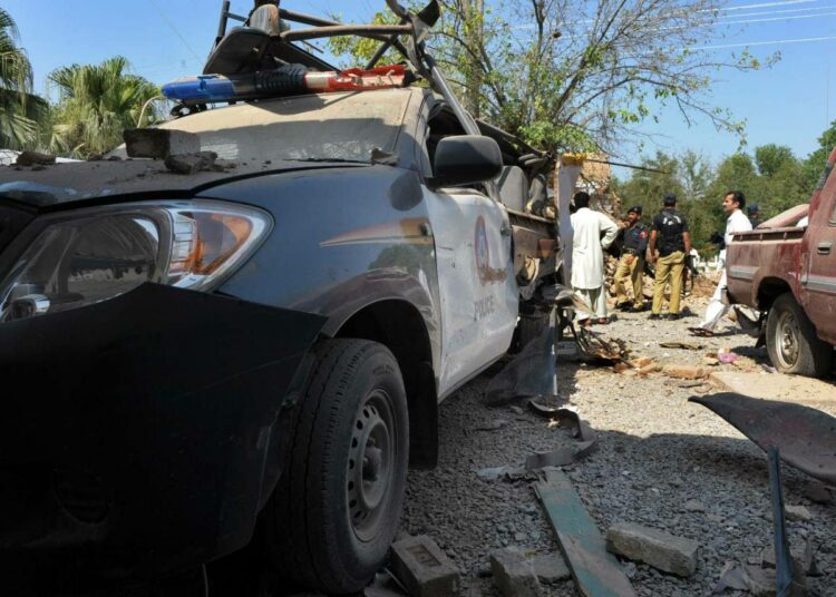 Poliisit tutkivat itsemurhaiskussa vaurioitunutta poliisiasemaa Kohatissa, Pakistanin luoteisosassa torstaina.