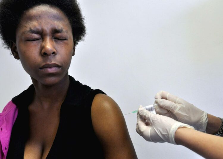 Hiv-rokotetta annetaan Kapkaupungissa Etelä-Afrikassa.