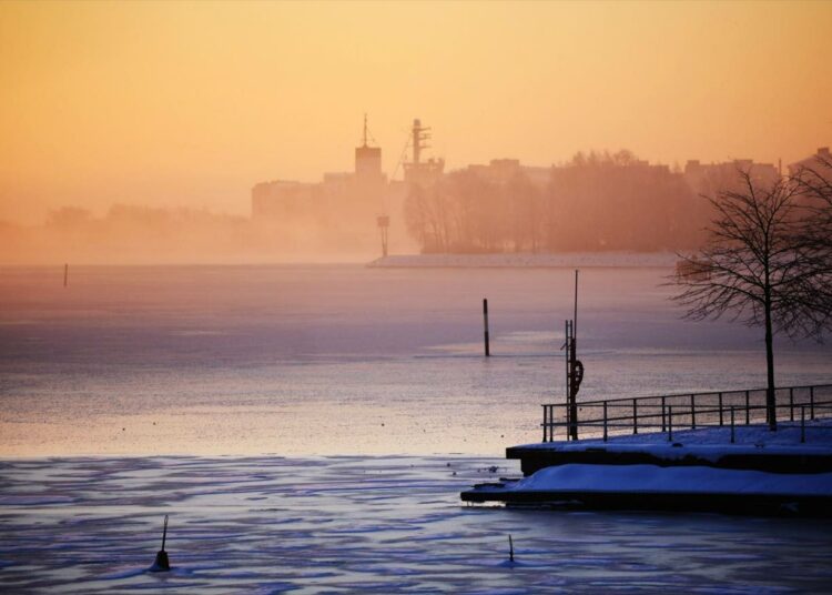 Tänään päättyvä vuosikymmen oli sekä Suomessa että globaalisti mittaushistorian lämpimin. Auringonnousu pakkasaamuna Helsingin Merihaassa.
