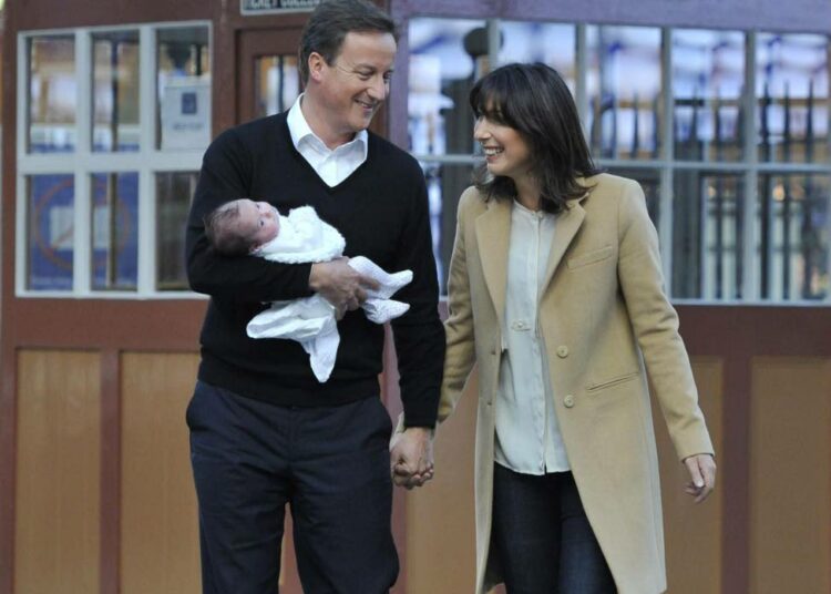 Pääministeri David Cameron, puoliso Samantha ja tytär Florence rautatieasemalla tiistaina Birminghamissa, jossa konservatiivit ovat pitäneet puoluekokoustaan.