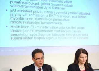 Valtiovarainministeri Jyrki Katainen ja pääministeri Mari Kiviniemi esittelivät Irlannin lainaohjelmaa maanantaina.