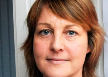 Toimittaja Eve Mantu järjestää tiistaina kyläkokouksen radiossa.