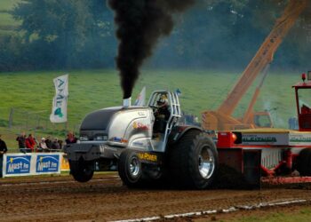 Valtra on sponsoroinut jo parin vuosikymmenen ajan traktorivedon huippuihin kuuluvaa Valtra Shell Pulling Teamia, jonka ajopeleistä lähtee sekä ääntä että savua.