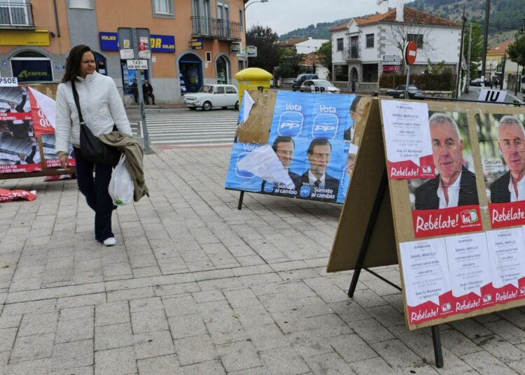 Vasemmistopuolue IU:n vaalimainos (etualalla) Madridin lähellä Moralzarzalissa.