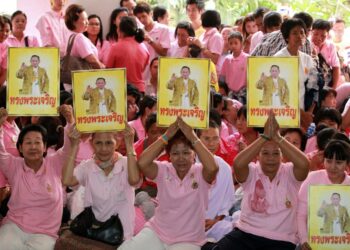 Kuningas Bhumibol Adulaydejta palvovat ihmiset odottivat näkevänsä kuninkaan hänen poistuessaan sairaalasta neljä viikkoa sitten.
