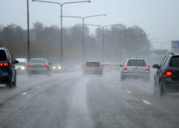Hallitus painottaa liikenneväylien kunnossapidossa eniten liikennöityjä reittejä. Kuva Espoon Länsiväylältä.