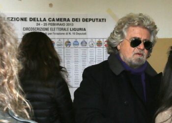 Beppe Grillo äänestämässä Genovassa maanantaina.