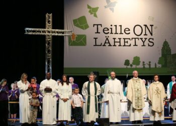 Helsingin Lähetysjuhlien messussa siunattiin kuusi uutta lähetystyöntekijää. Muiden muassa homoparin Tapani Haapala (eturivissä 4. oik) ja Ari Muttonen (3. oik).