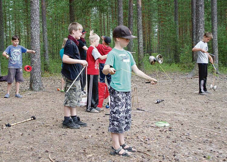 Jonkkapaja treenaa illan esitystä varten.