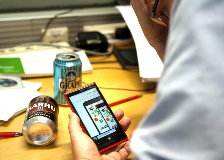 Joka kolmas työssä käyvä suomalainen on alkoholin riskikäyttäjä. Tämä näkyy monen työpaikan arjessa.