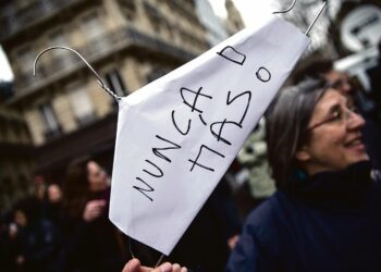 Perinteiseen laittomien aborttien tekovälineeseen oli liitetty lappu ”Ei koskaan enää” Espanjan aborttilain tiukennusta vastustaneessa mielenosoituksessa Pariisissa joulukuussa.
