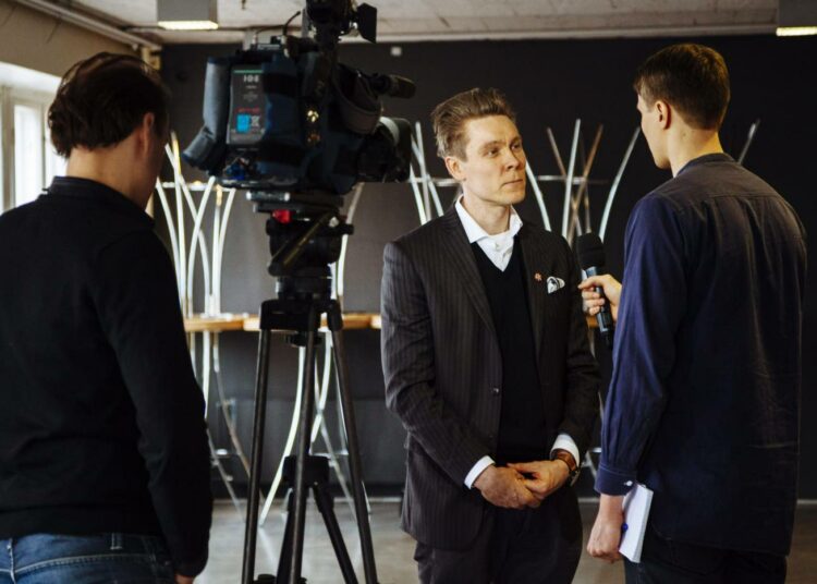 Elokuvaohjaaja Tuukka Temonen (kesk.) dokumenttielokuvansa Presidentintekijät lehdistönäytöksessä tiistaina.