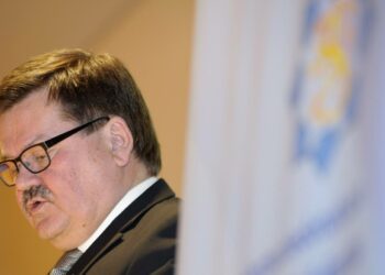 Kansanedustaja Esko Kurvinen tivaa oikeusministeriöltä, miksi miksi yhteiskunnassamme sallitaan yhdistyksen levittävän yksipuolista kirkon vastaista tietoa.