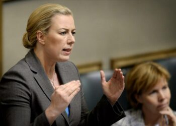 Valtiovarainministeri Jutta Urpilainen että kokoomuksen ja SDP:n ryhmäpuhujat kyselivät juuri keskustan näkemyksiä säästöjen toteuttamisesta.