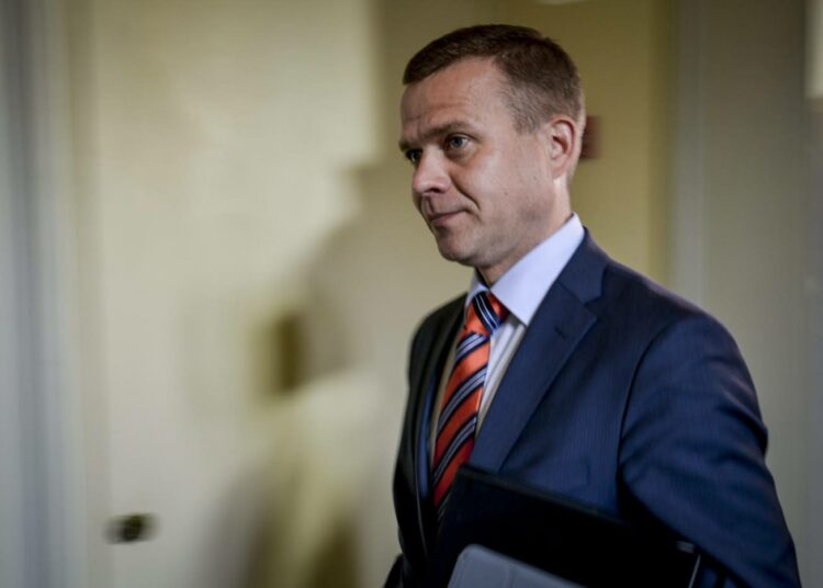 Maa- ja metsätalousministeri Petteri Orpo vaarantaa ympäristöministerin tulkinnan mukaan riippumattoman ympäristöhallinnon.