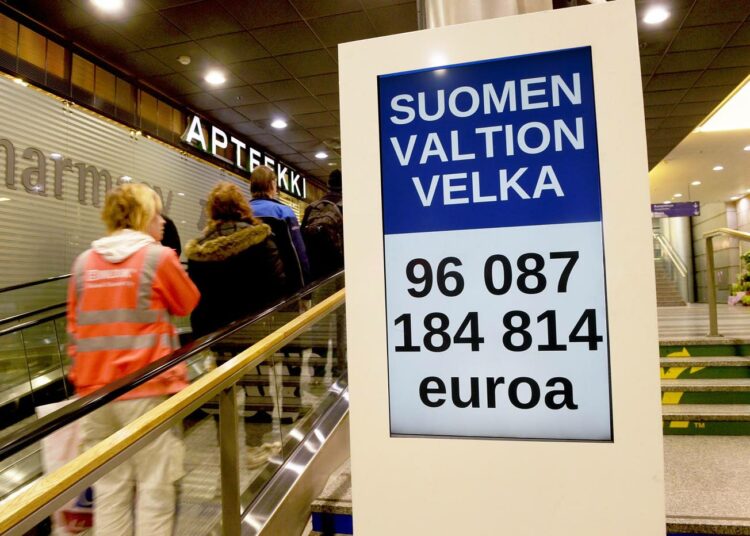 Keskuskauppakamari herättelee suomalaisia velkakellolla, joka näyttää valtionvelan määrän.