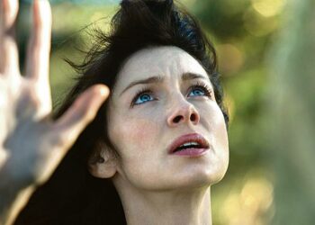 Toisen maailmansodan jälkeen muinaisella kivikehällä suoritetun rituaalin jälkeen tapahtuu jotain selittämätöntä. Kuvassa Caitriona Balfe.