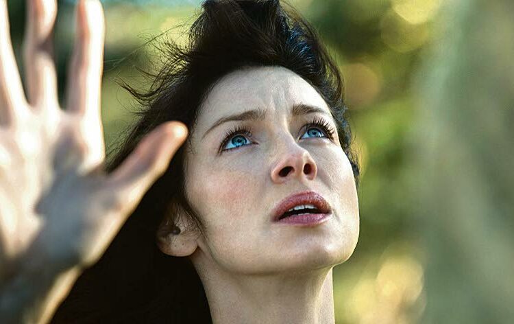 Toisen maailmansodan jälkeen muinaisella kivikehällä suoritetun rituaalin jälkeen tapahtuu jotain selittämätöntä. Kuvassa Caitriona Balfe.