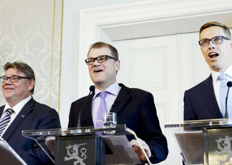 Timo Soinilla, Juha Sipilällä ja Alexander Stubbilla oli hauskaa hallitusohjelman julkaisutilaisuudessa.
