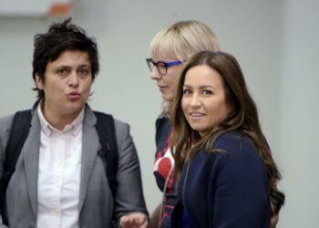 Kansanedustajat Silvia Modig, Aino-Kaisa Pekonen ja Jaana Pelkonen eduskunnan istuntosalissa Sibelius-Akatemian tiloissa 2. kesäkuuta. Eduskunnassa käsiteltiin hallitusohjelmatiedonantoa.