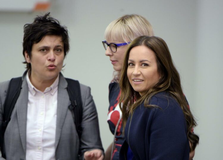 Kansanedustajat Silvia Modig, Aino-Kaisa Pekonen ja Jaana Pelkonen eduskunnan istuntosalissa Sibelius-Akatemian tiloissa 2. kesäkuuta. Eduskunnassa käsiteltiin hallitusohjelmatiedonantoa.