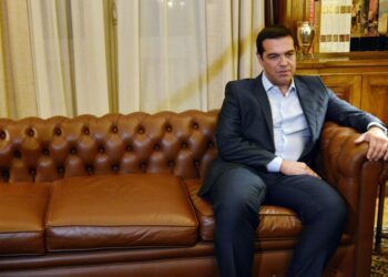 Pääministeri Alexis Tsipras jättämässä hallituksensa eronpyyntöä presidentinpalatsissa torstai-iltana.
