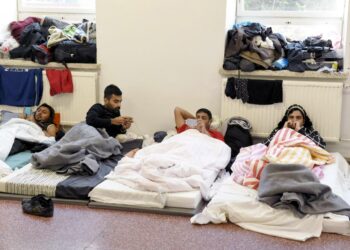 Irakilaisia turvapaikanhakijoita vanhaan Hennalan varuskuntaan perustetussa turvapaikanhakijoiden vastaanottokeskuksessa Lahdessa. Hallitus kiristää Suomen turvapaikkapolitiikkaa.