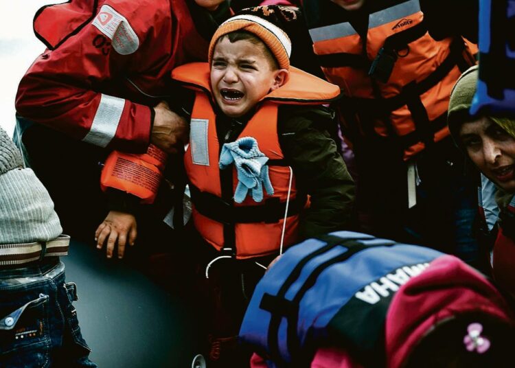 Joukko turvapaikanhakijoita saapumassa tiistaina kumiveneellä Lesboksen saarelle Kreikkaan. Kreikka on vastaanottanut vuoden alusta yli sata tuhatta uutta pakolaista Syyriasta, Afganistanista, Irakista, Iranista ja Pakistanista.