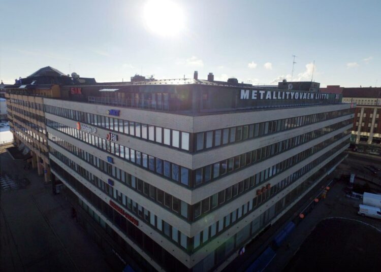 Yli 40 liiton kantaa emme tiedä ja siksi päätimme lähettää valmistellut materiaalit liittojen käsittelyyn, JHL:n ja hankkeen ohjausryhmän puheenjohtaja Jarkko Eloranta kertoi UP-uutispalvelulle tiistaina.