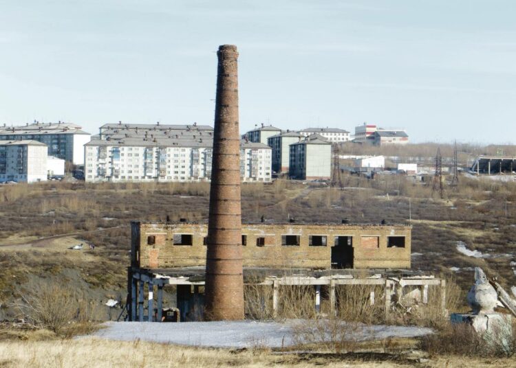 Vorkutajoen rannalla Rudnikin kylässä näkyvät ensimmäisen Kapitalnaja-kaivoksen maanpäällisten osien rauniot.