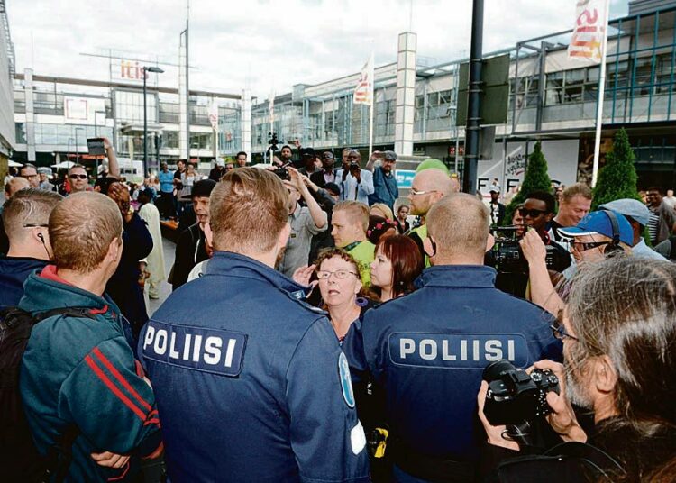 Suomalaisten turvallisuus ei kohennu vain poliisien määrää lisäämällä tai armeijaa vahvistamalla. Kuva Rajat kiinni -ryhmän mielenosoituksesta Helsingin Itäkeskuksessa heinäkuun alussa.