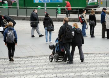 STTK:n kyselyn mukaan selkeä enemmistö eli 85 prosenttia työmarkkina-asema parantuisi, jos perhevapaat jakautuisivat nykyistä tasaisemmin molempien vanhempien kesken.