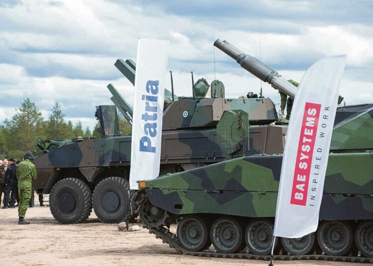 Asevalmistaja Patria esitteli ajoneuvoalustoille asennettuja tornillisia kranaatinheittimiä puolustusvoimien harjoitusalueella Rovajärvellä toukokuussa.