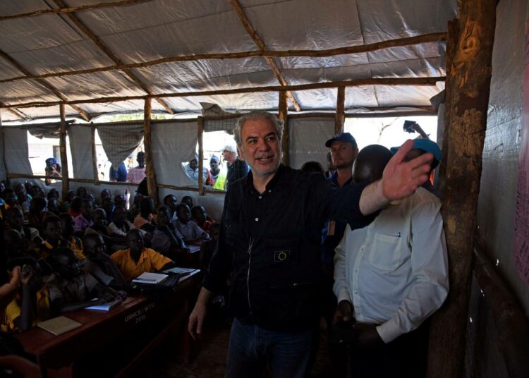 EU:n humanitaarisen avun komissaari Christos Stylianides tapaamassa eteläsudanilaisia pakolaisia Ugandassa toissa viikolla.