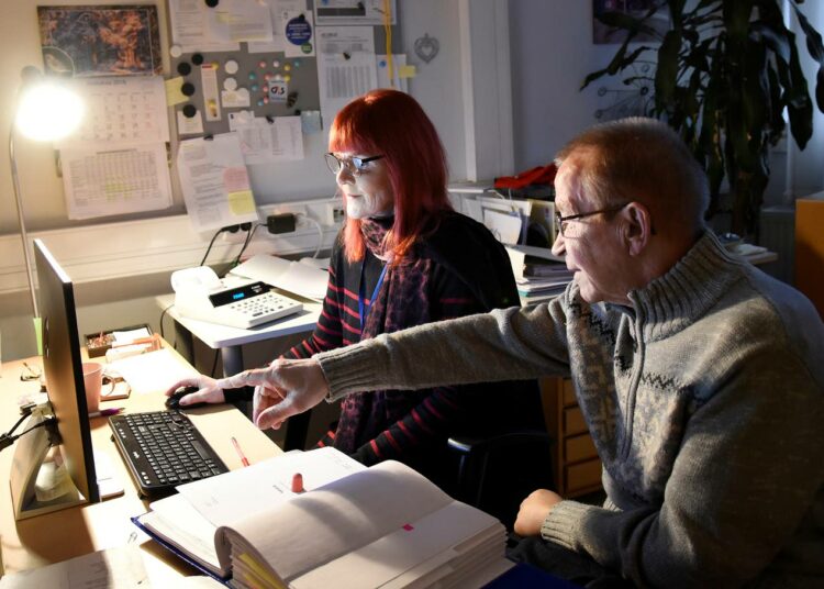 Eino Meriläinen toimii myös Helsingin invalidien yhdistyksen vapaaehtoisena atk-tukihenkilönä. Meriläinen vertaa Helena Venäläisen kanssa it-tarjouksia.