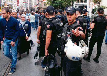 Poliisi valvoi tiukasti hallituksenvastaista mielenosoitusta Istanbulissa elokuussa.