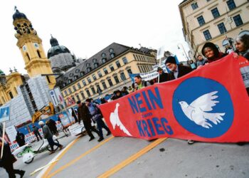 Münchenin kokouksen sisäpuolella puhuttiin sotilasmenojen kasvattamisesta. Ulkopuolella mielenosoittajat olivat rauhan asialla.