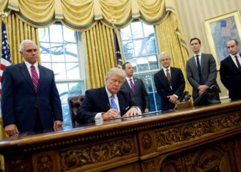 Presidentti Donald Trump allekirjoittamassa asetuksiaan Valkoisessa talossa.