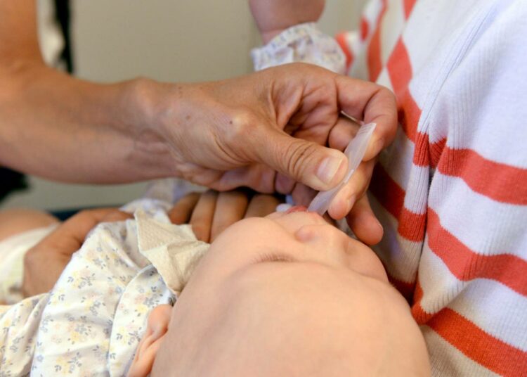 Vauva saa rotavirus-rokotteen neuvolassa. Kysymys mahdollisista neuvolayhtiöistä jäi eduskunnassa vaille vastausta.