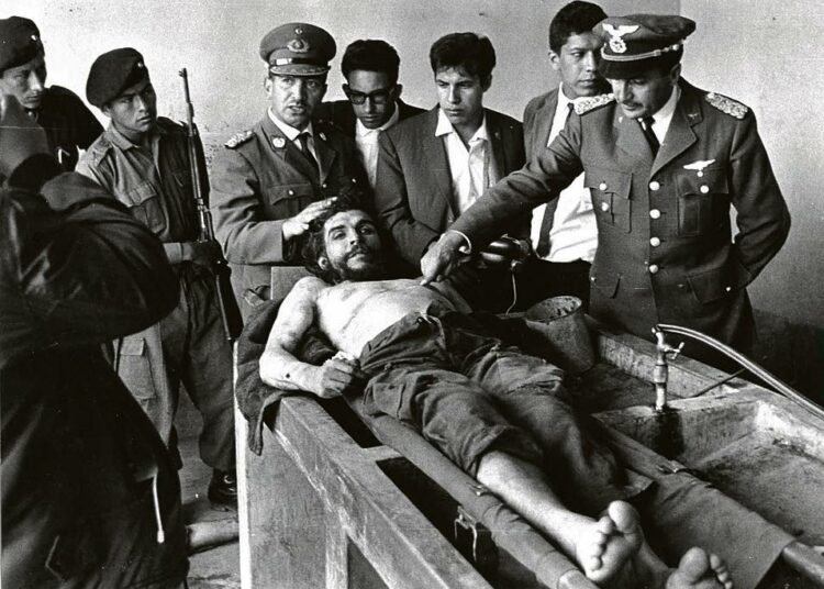 Bolivian kenraalit esittelivät Che Guevaran ruumista lehtimiehille Vallegranden sairaalan pesutuvassa 9. lokakuuta 1967.
