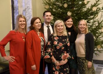 Kokoomuksen kansanedustajia joulumielellä keskiviikkona vuoden viimeisenä istuntopäivänä.