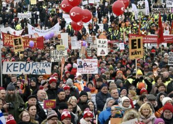 Enemmistö suomalaisista hyväksyy aktiivimallia vastustavan poliittisen lakon. Tuhansia mielenosoittajia kokoontui SAK:n järjestämään aktiivimallin vastaiseen mielenilmaukseen Helsingin Senaatintorille.