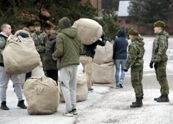 Uudet alokkaat saapuvat Santahaminan varuskuntaan Helsingissä. Hovioikeus piti syrjivänä, että vain Jehovan todistajat saavat vapauden ase- ja siviilipalvelusta.
