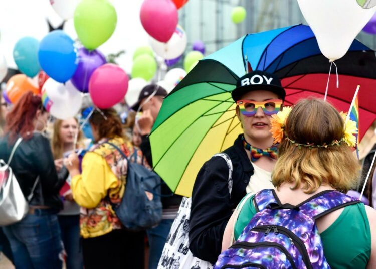 Ihmiset kokoontuivat Kansalaistorille ennen Helsinki Pride -kulkuetta Helsingissä 1. heinäkuuta 2017. Tänä vuonna Pride-viikko alkaa 26. kesäkuuta ja kulkue starttaa Senaatintorilta 30. kesäkuuta noin klo 13.