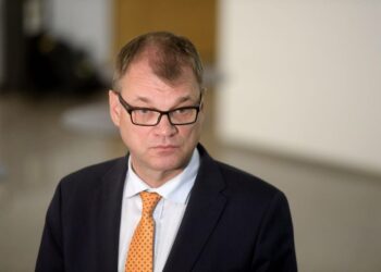 Pääministeri Juha Sipilä lupasi ensin eduskunnalle tiedonannon, mutta se muuttui pääministerin ilmoitukseksi.