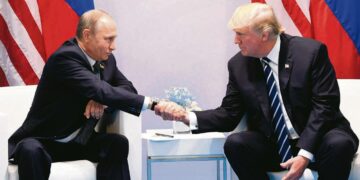 Presidentit Vladimir Putin ja Donald Trump kättelemässä viime vuoden heinäkuussa Hampurissa.