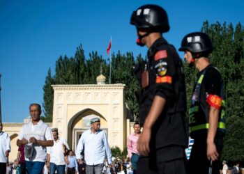 Poliisi partiomassa Id Kahin moskeijan edustalla Sinkiangin autonomisella alueella. Kiinassa yleistynyt elektroninen valvonta on erityisen tiukkaa uiguurimuslimien asuttamassa Sinkiangissa.