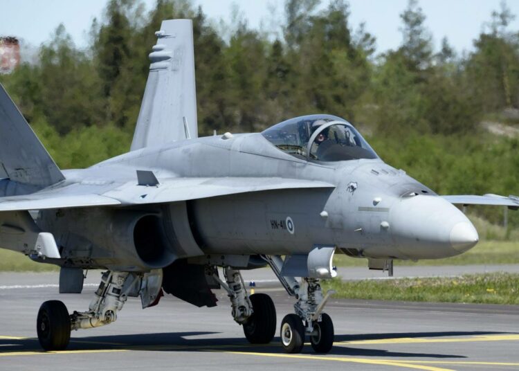 Suomi hankki Hornet-hävittäjät 1990-luvulla. Nyt on käynnissä niiden tilalle tulevien koneiden hankintaprosessi.