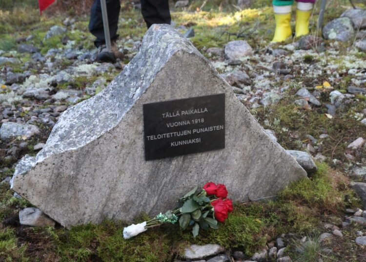 Selkäsaaressa teloitettujen kunniaksi pystytetty muistomerkki on autenttisella tapahtumapaikalla.