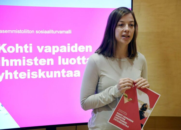 Vasemmistoliiton puheenjohtaja Li Andersson esitteli vasemmistoliiton perustulomallin tiedotustilaisuudessa.